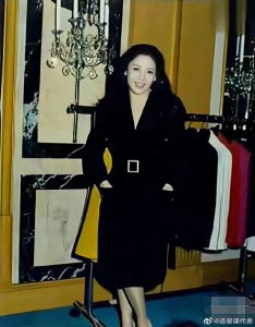 ​＂绝代风华！向太年轻时期长发惊艳美貌引热议＂