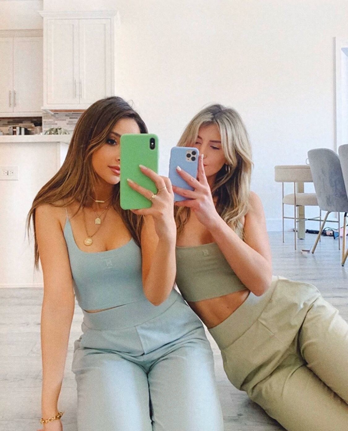 欧美风 最新闺蜜头像 |官方微笑是礼貌的必要.