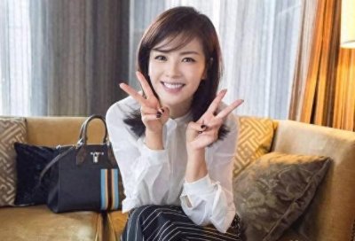 ​41岁刘涛11岁女儿近照，浅浅一笑很倾城，网友：以后得多少人追啊