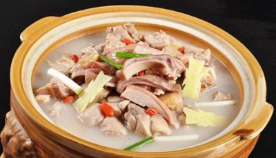 ​猪肚鸡是一道经典广东客家菜肴，详细制作流程和步骤