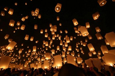 ​清迈天灯节：万灯齐飞，璀璨夺目的盛典！