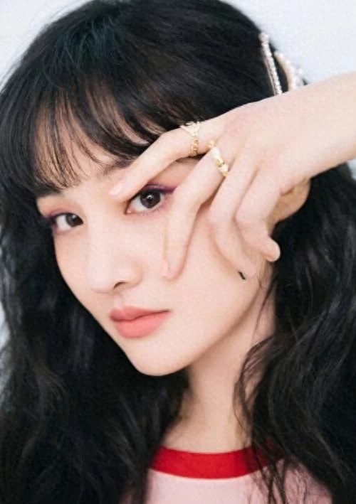 郑爽新剧路透照，穿复古红裙完胜刘亦菲，这才是“神仙姐姐”