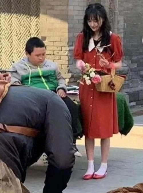 郑爽新剧路透照，穿复古红裙完胜刘亦菲，这才是“神仙姐姐”