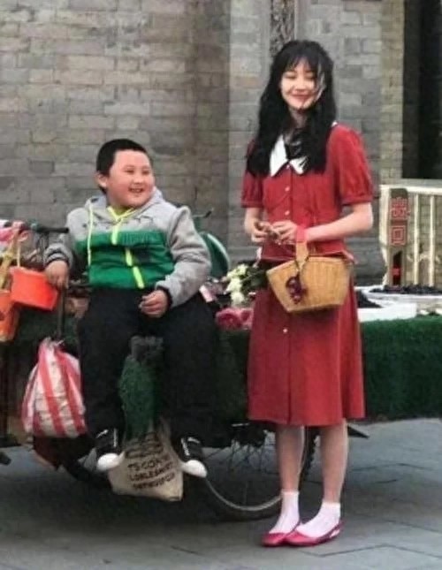 郑爽新剧路透照，穿复古红裙完胜刘亦菲，这才是“神仙姐姐”