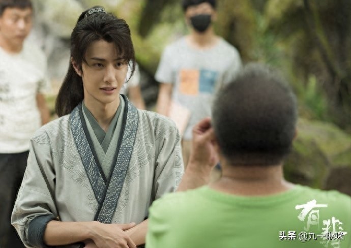 王一博《有翡》新剧照，古装新造型来袭，满满的江湖气和少年感