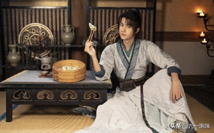 王一博《有翡》新剧照，古装新造型来袭，满满的江湖气和少年感