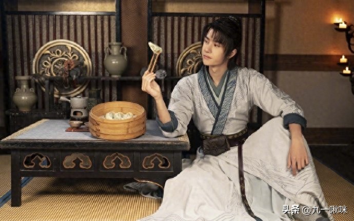 王一博《有翡》新剧照，古装新造型来袭，满满的江湖气和少年感