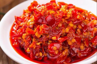 ​做剁椒酱，一斤辣椒放多少盐？牢记2个诀窍，香辣开胃，久放不霉