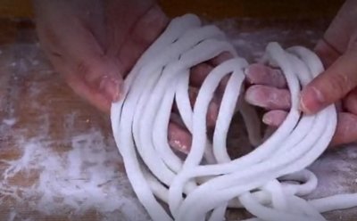 ​家庭版手工粉条，劲道爽滑，做法简单，大人小孩都爱吃