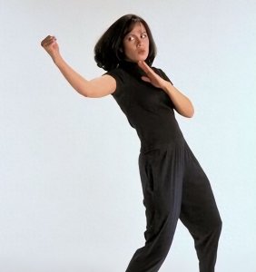 ​53岁李香凝新照，一身休闲打扮身材圆润，年龄越大越酷似母亲琳达