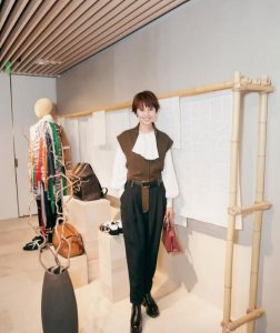 ​袁泉新发型不光剪短，还做了水波纹烫发，神奇换发型秒变20岁少女