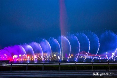 ​大连星海广场，为纪念香港回归而建，夜色下美轮美奂，千万别错过
