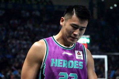 ​贾诚：他是本赛季山东男篮的队长，曾夺取CBA总冠军，实力不俗