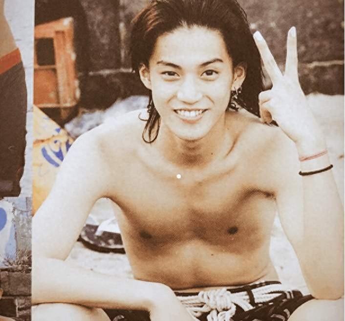 小栗旬：他是所有不良少年梦想的样子，抽烟的刹那更是公认的性感