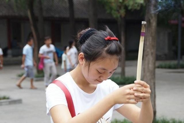 海清步履阑珊沉浸式表演（海清新片隐入尘烟形象太颠覆）