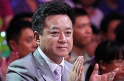 ​朱军首次回应骚扰案，却翻车了，被扒出曾在节目对金晨“咸猪手”