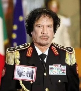 ​卡扎菲濒死前状态：被拖行40多米，手抹眼泪，士兵手机拍照