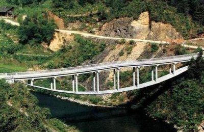 ​初中学历的设计师与拿反图纸的工人建成“神桥”？“悬带桥”知识了解一下