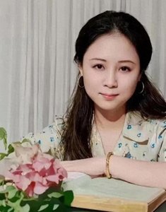 ​琼瑶年轻时的照片曝光，古典美人引发热议