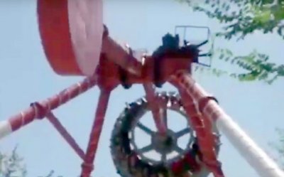 ​惊悚！游乐场“大摆锤”半空断裂致19岁少女死亡