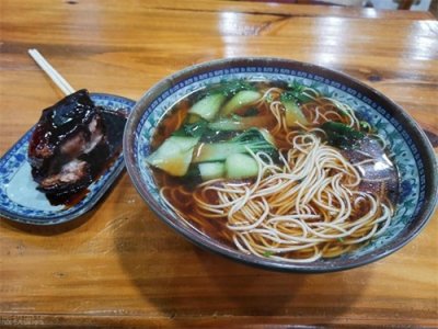 ​【歇后语小词典告诉你答案】阿哥吃面——瞎抓