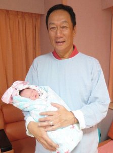 ​曾馨莹：34岁嫁台湾首富，6年生三胎，一家五口合照似三代人