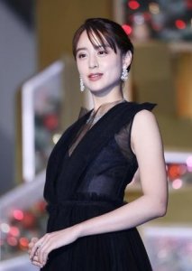 ​山本美月：透视礼服惊艳全场，爱情滋润，魅惑撩人