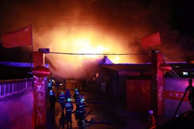 ​山西太原：东坪村一日化品仓库发生火灾 消防指战员彻夜扑救