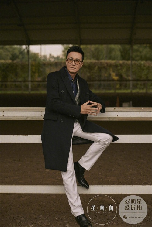 57岁吴刚与儿子合体拍大片,穿绿西装变身型男,魅力大过23岁儿子