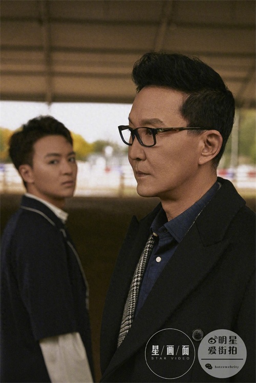 57岁吴刚与儿子合体拍大片,穿绿西装变身型男,魅力大过23岁儿子