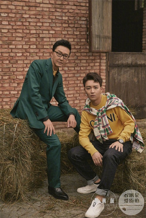 57岁吴刚与儿子合体拍大片,穿绿西装变身型男,魅力大过23岁儿子