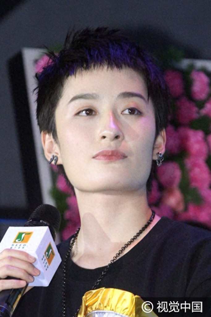 我好方！曾轶可助阵姐妹新专辑发布 方脸依旧大送拥抱男友力爆破