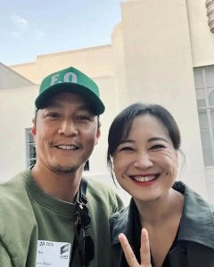 ​惊！贾玲二郎腿现身好莱坞，皱纹满面？吴彦祖、周迅前夫同框！