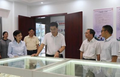 ​班忠柏到广西民族报社和三月三杂志社调研