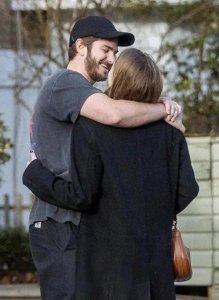 ​蜘蛛侠安德鲁·加菲尔德曝新恋情！两人当街搂抱举止亲密