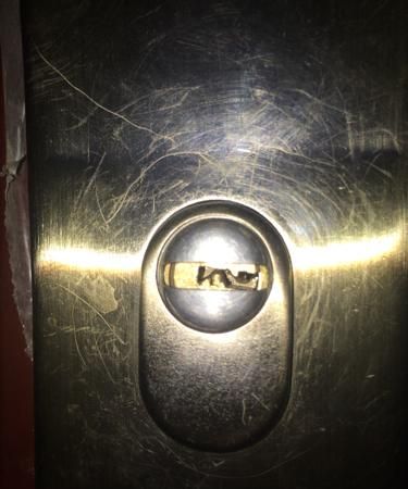 我家的防盗门(铜锁芯的)钥匙拧不动,就往锁眼里注了点食用油,但更加拧不动了,怎么办