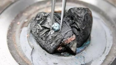 ​骨灰是怎么焚烧出来的（把骨灰制作成钻石）