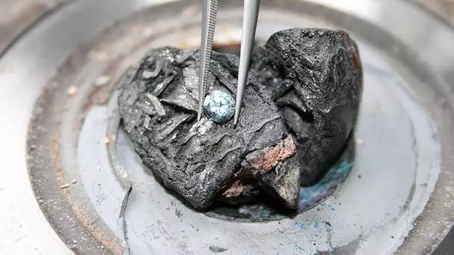 骨灰是怎么焚烧出来的（把骨灰制作成钻石）(1)