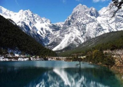 ​蓝月山谷 在石卡雪山主峰背后是被世人称之为蓝月山谷的峡谷 这是一