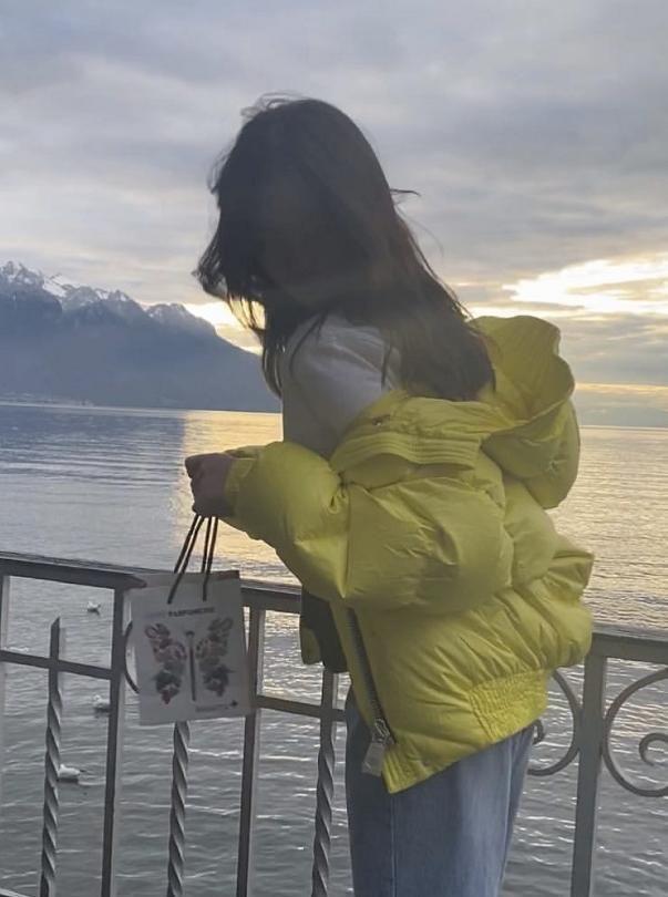 还嫌患兔唇的李嫣丑？13岁烫波浪卷美出新高度，继承王菲好基因