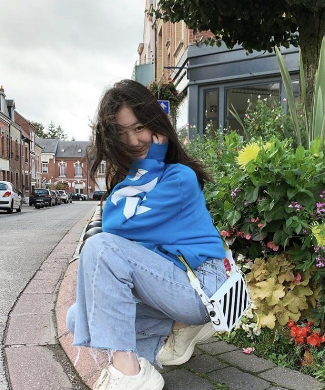 还嫌患兔唇的李嫣丑？13岁烫波浪卷美出新高度，继承王菲好基因