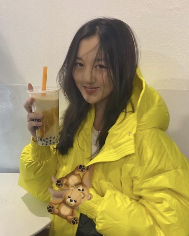 还嫌患兔唇的李嫣丑？13岁烫波浪卷美出新高度，继承王菲好基因