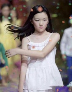 ​还嫌患兔唇的李嫣丑？13岁烫波浪卷美出新高度，继承王菲好基因