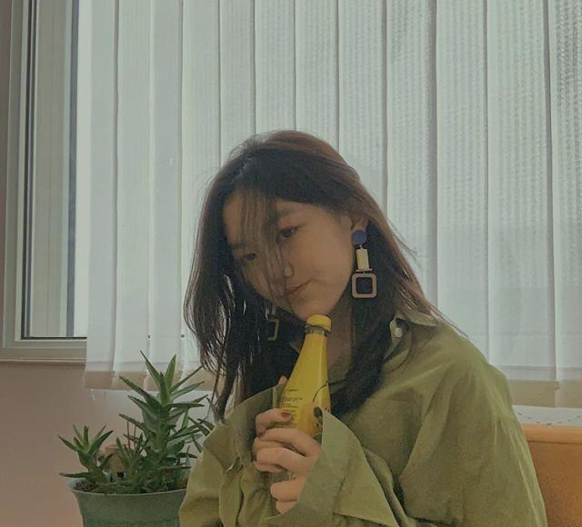 还嫌患兔唇的李嫣丑？13岁烫波浪卷美出新高度，继承王菲好基因