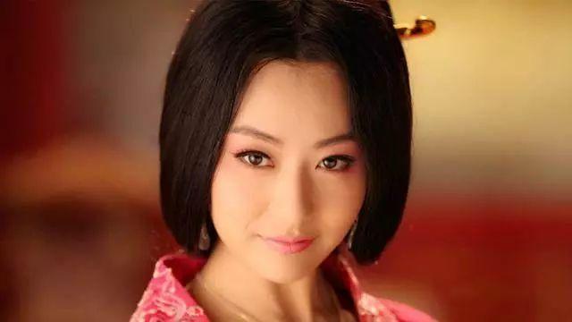 34岁的白冰自爆离婚后崩溃大哭：当红时隐退生子的京城四美之首，如今却...