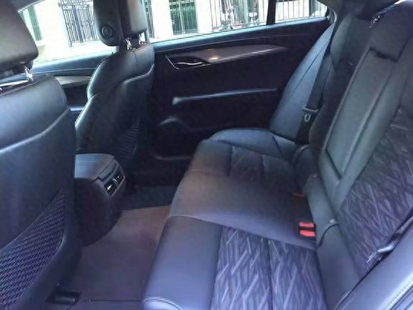 红色的 “凯迪拉克” 只因外观太闷骚。22万元你们愿意购买吗