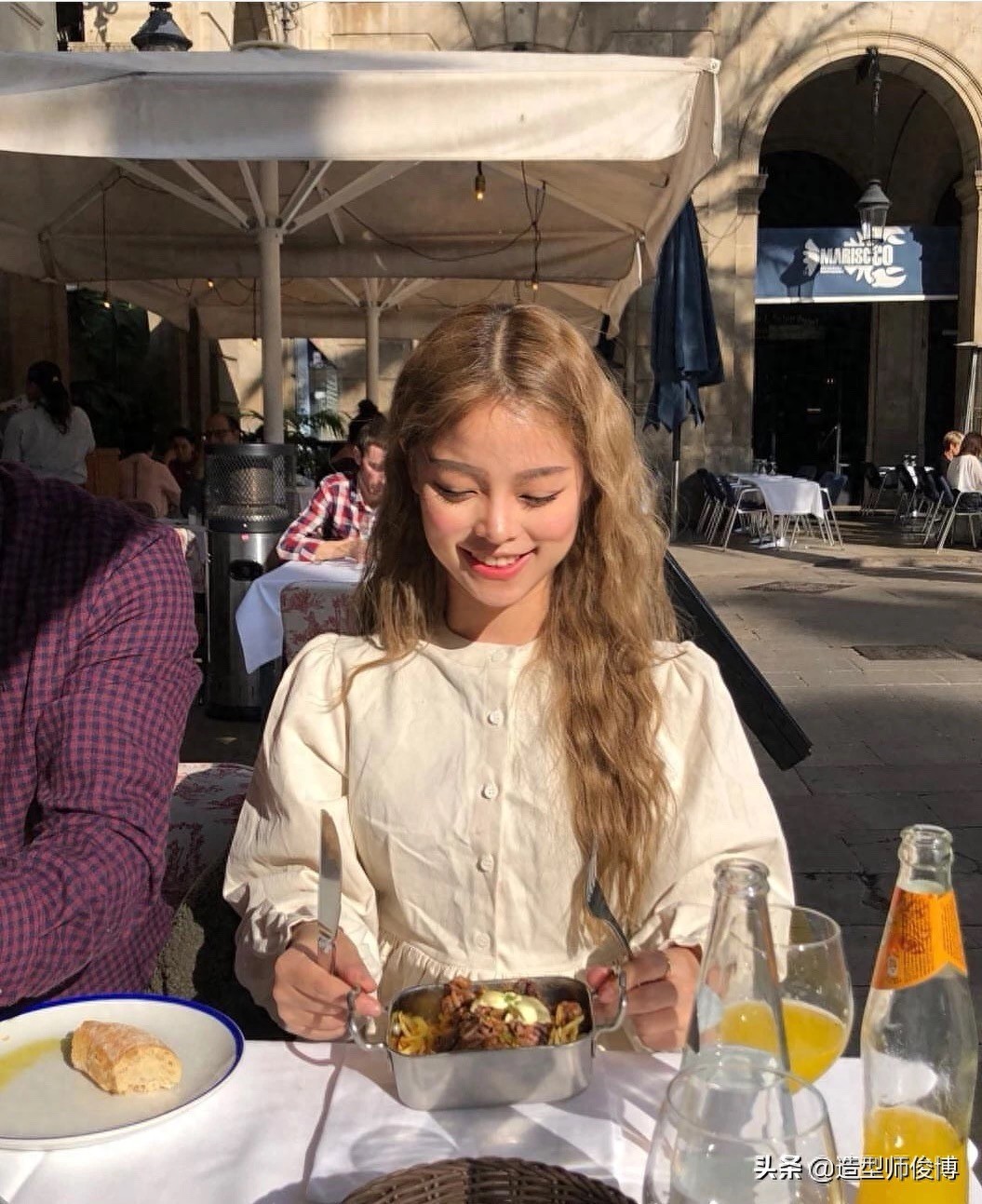 2019秋冬高人气的中长发蛋卷头发型，好看又温暖，做气质女性