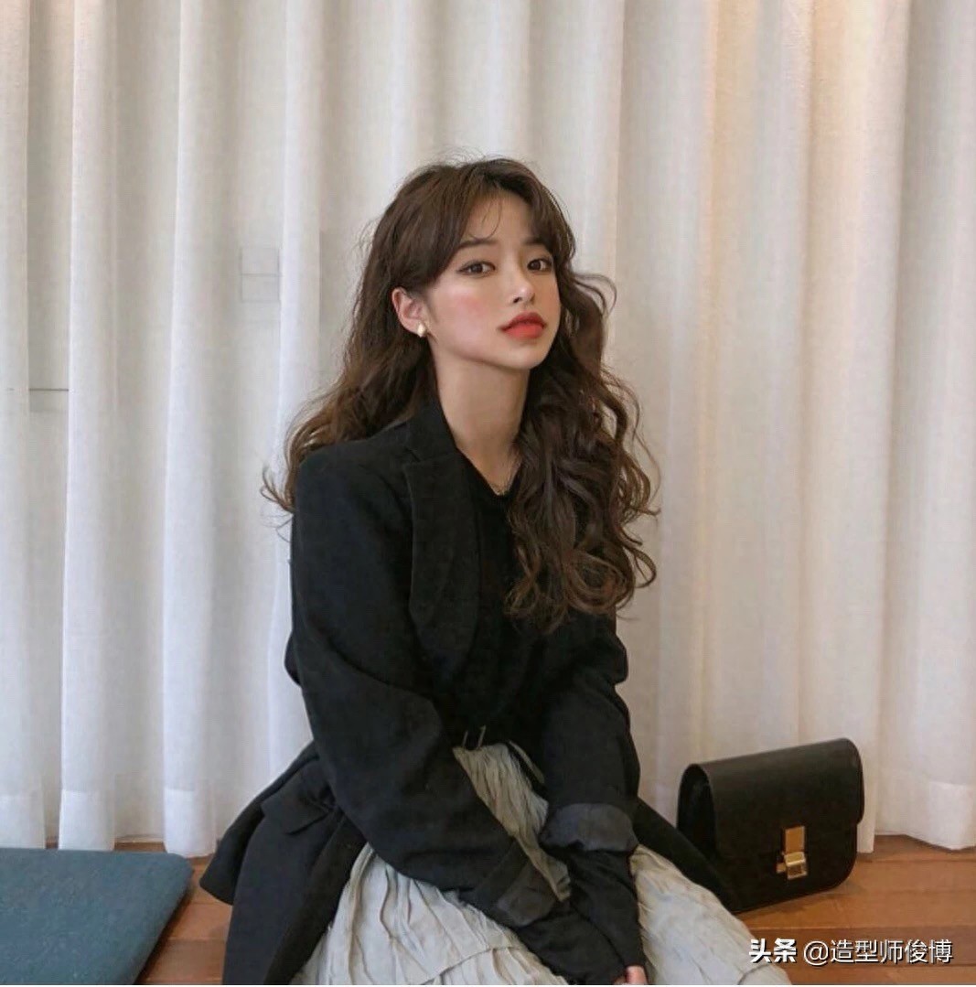 2019秋冬高人气的中长发蛋卷头发型，好看又温暖，做气质女性