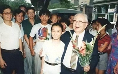 ​天才少女14岁上央视，在21岁时未婚生3个娃，她的人生被谁毁了？