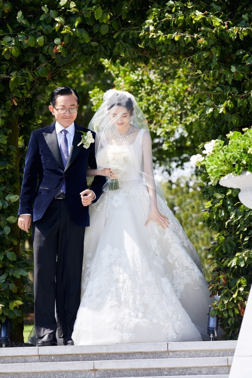 张若昀唐艺昕婚礼现场！白马王子与公主的梦幻爱情，互换戒指双人舞超高甜